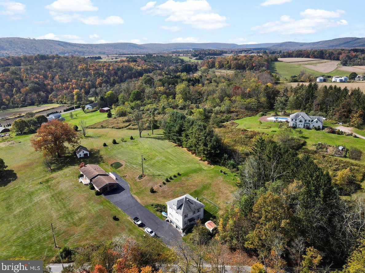 615 Tuscarora Mountain Dr, Barnesville, PA 18214