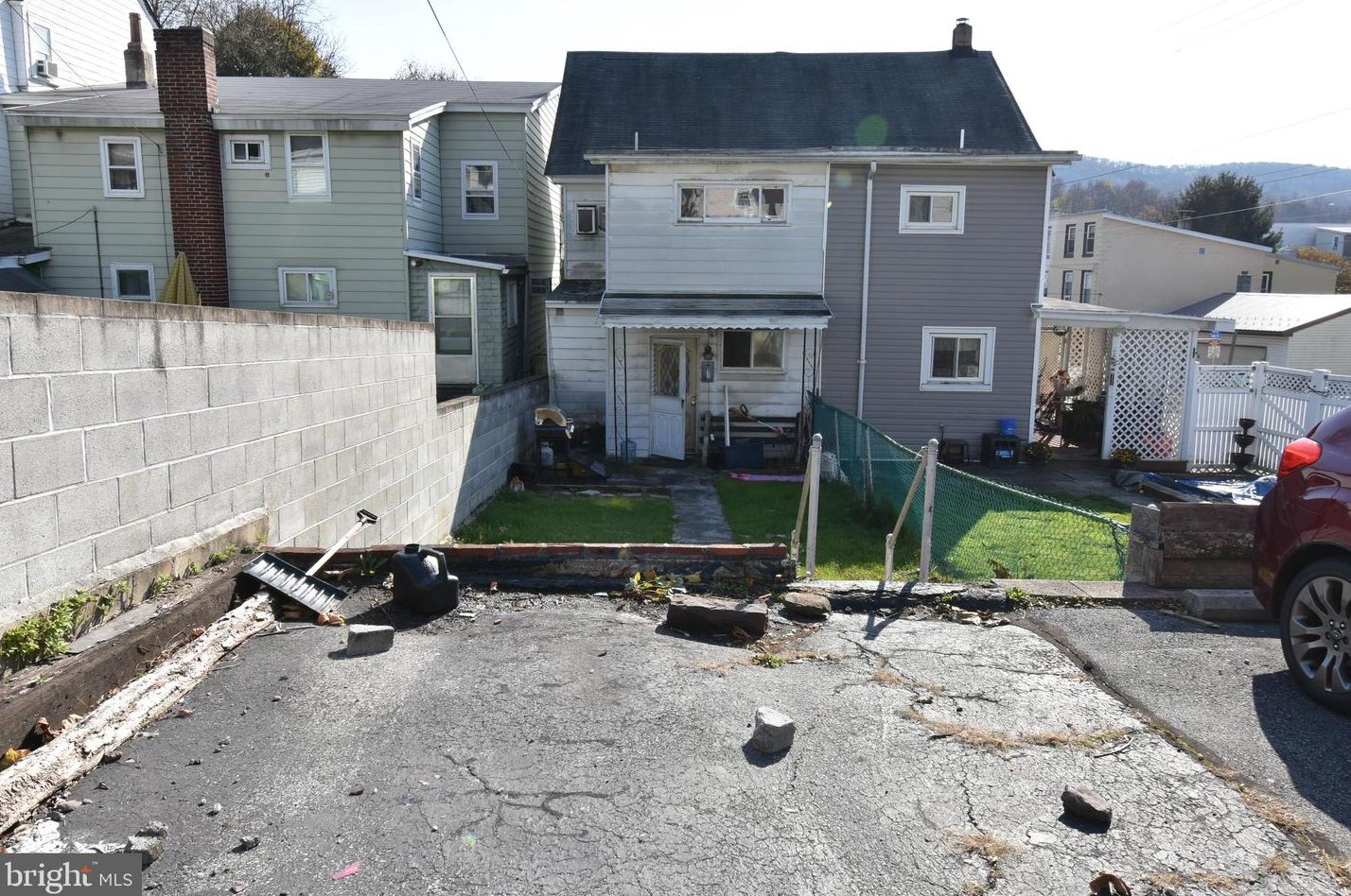 267 Clay St, Hometown, PA 18252-1203