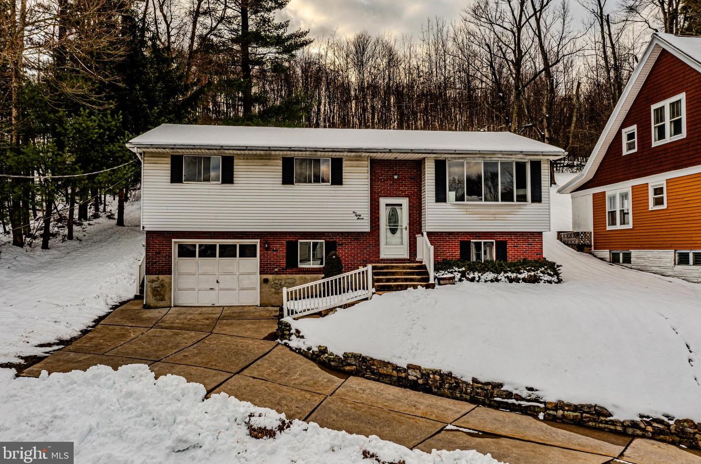 187 Water St, Kaska, PA 17959-1018