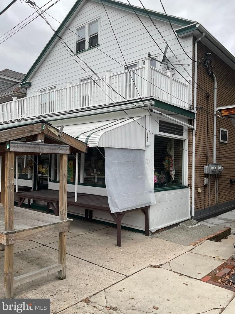 521 E Broad St, Hometown, PA 18252