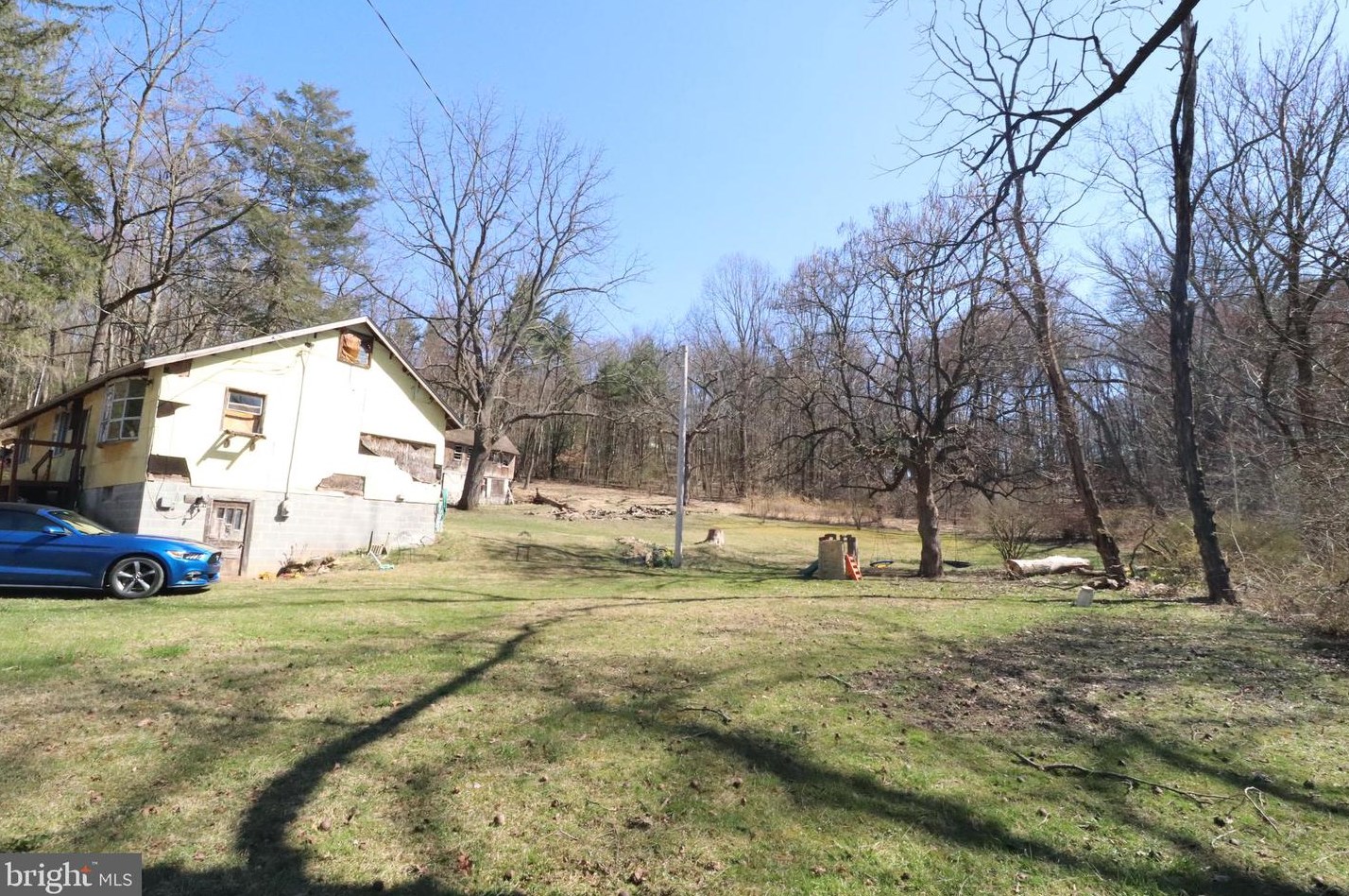 24 Locust Ln, Molino, PA 17961