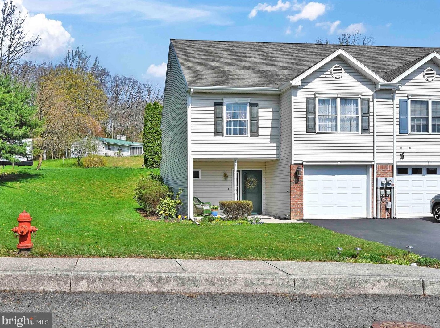 201 Pine Crest Village Dr, Lincoln Colliery, PA 17963-7944