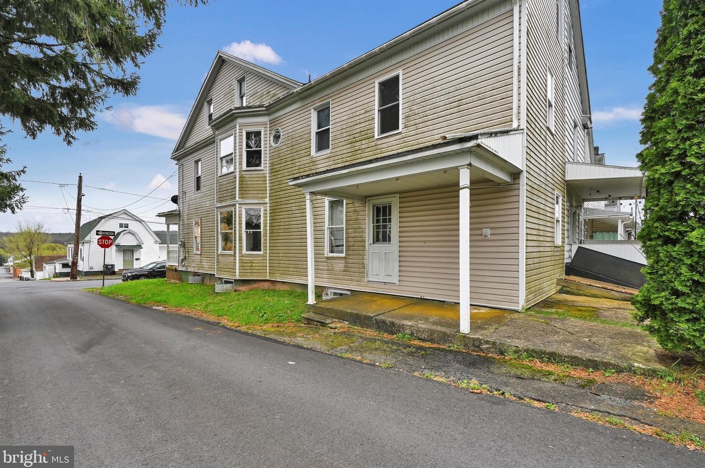 323 Frack St, Frackville, PA 17931-1615