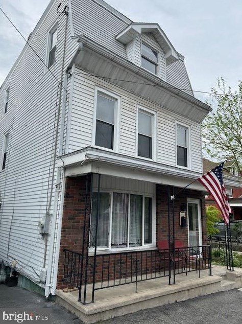 1952 Mahantongo St, Primrose, PA 17901-3205