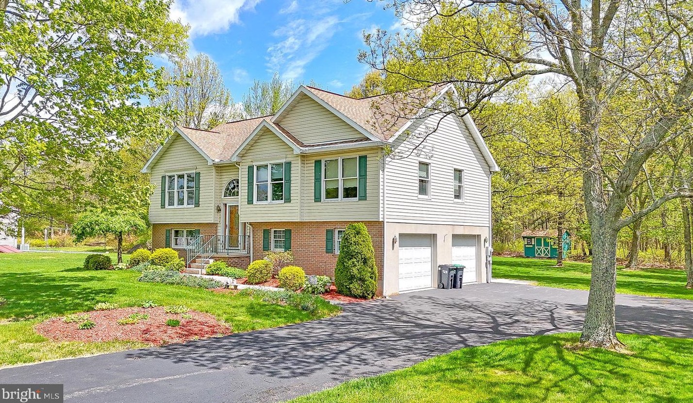 22 Lia Rd, Frackville, PA 17931-2324