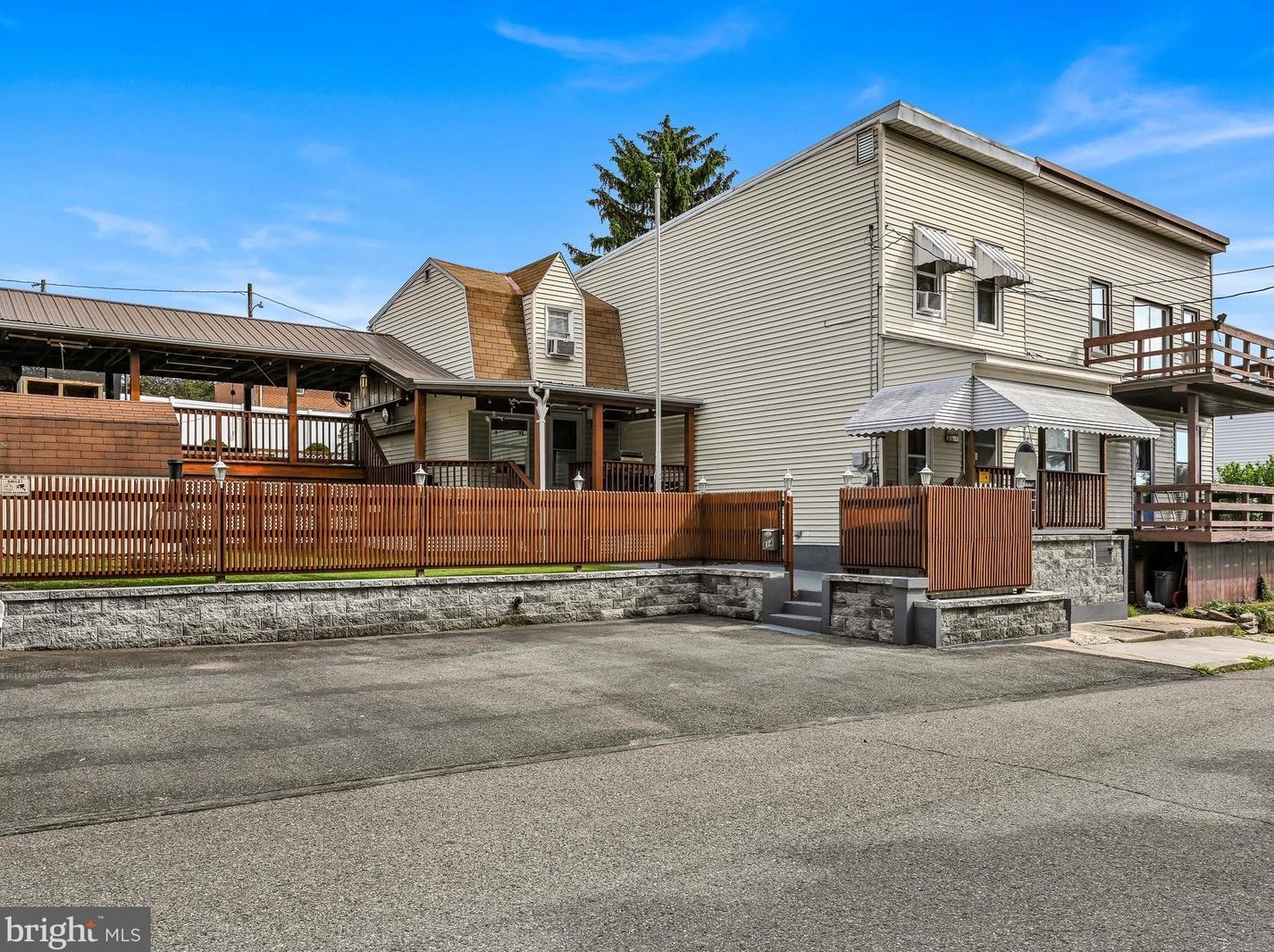 814 Seneca St, Primrose, PA 17901-1535