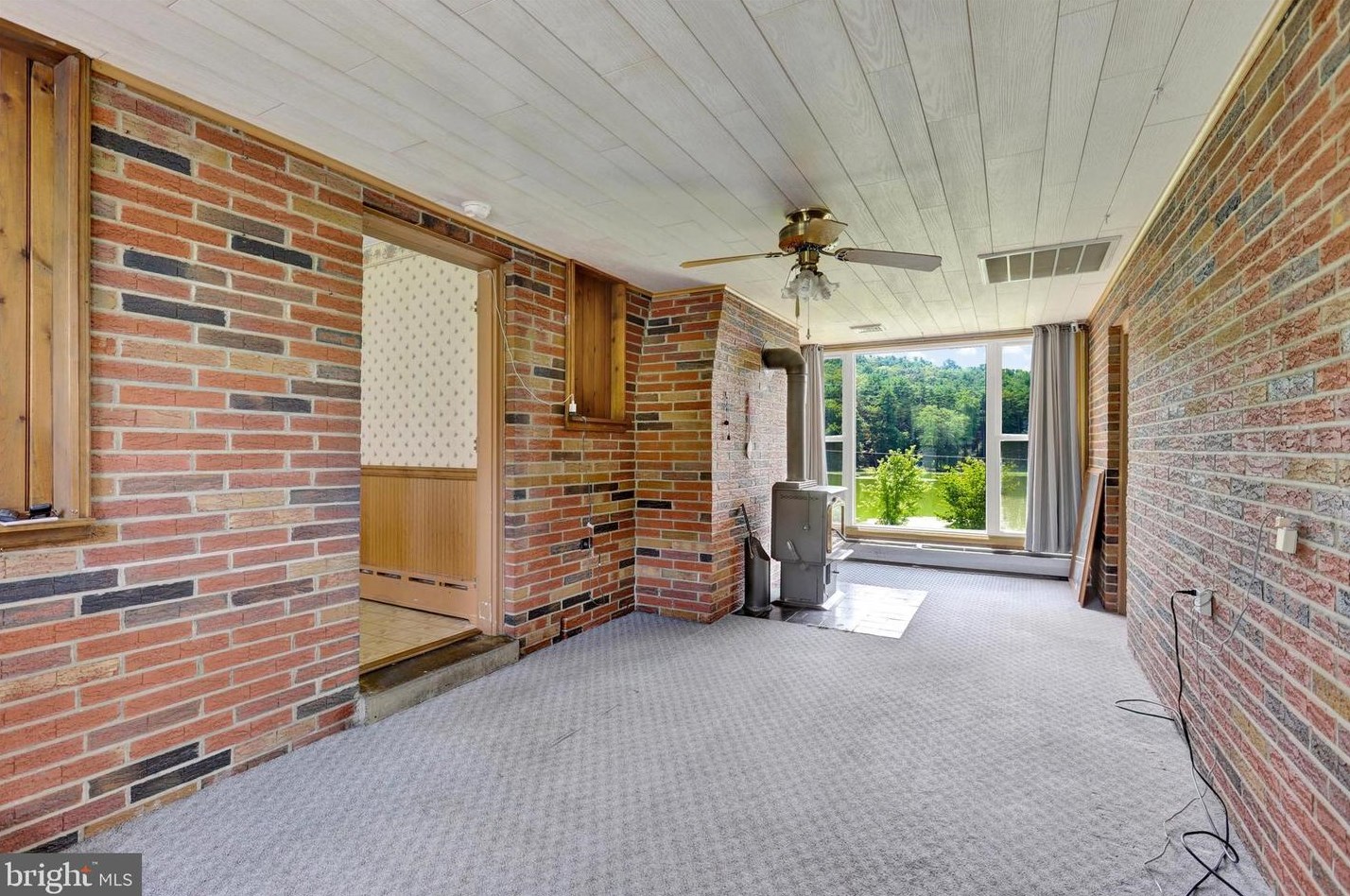 9 Harbor Lights Ln, Lincoln Colliery, PA 17963