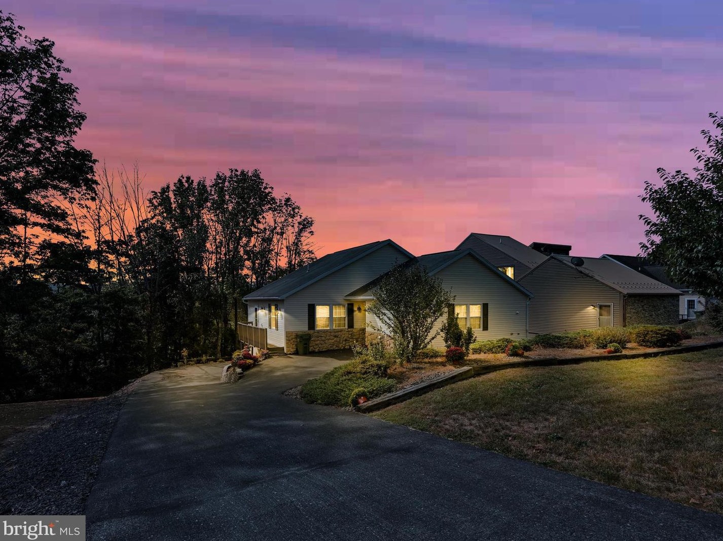1996 Running Deer Dr, Brommerstown, PA 17922