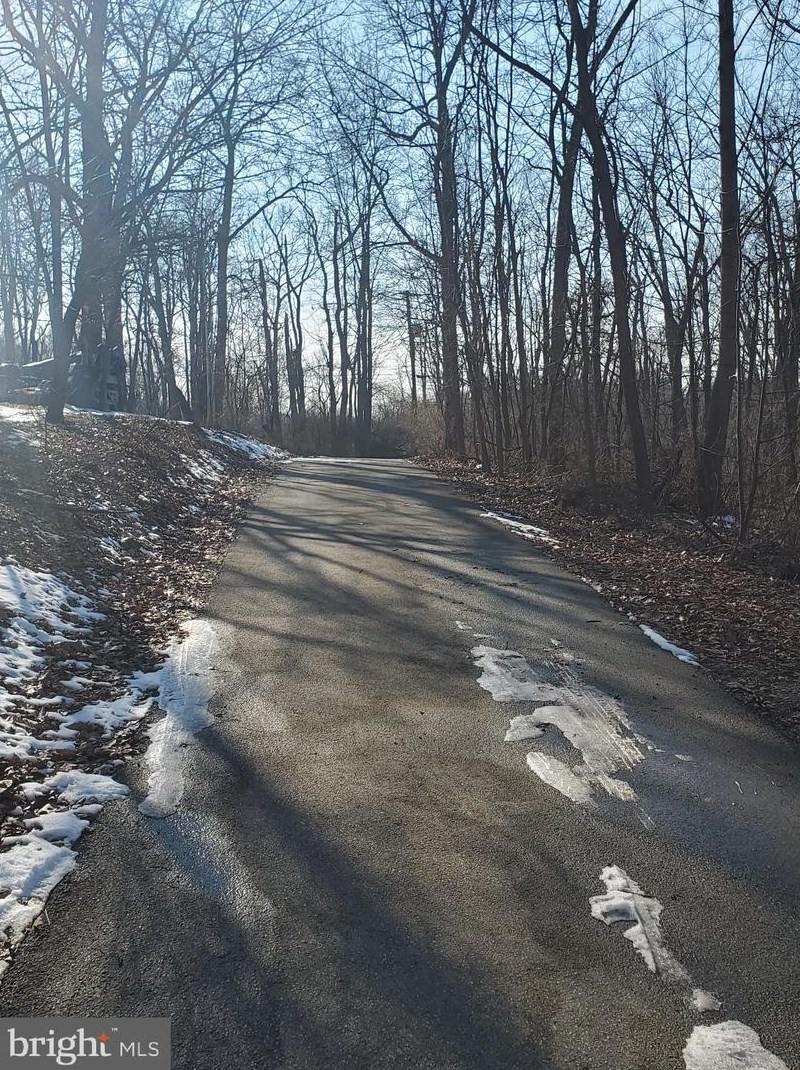 1547 Emig Rd, Spring Grove, PA 17362