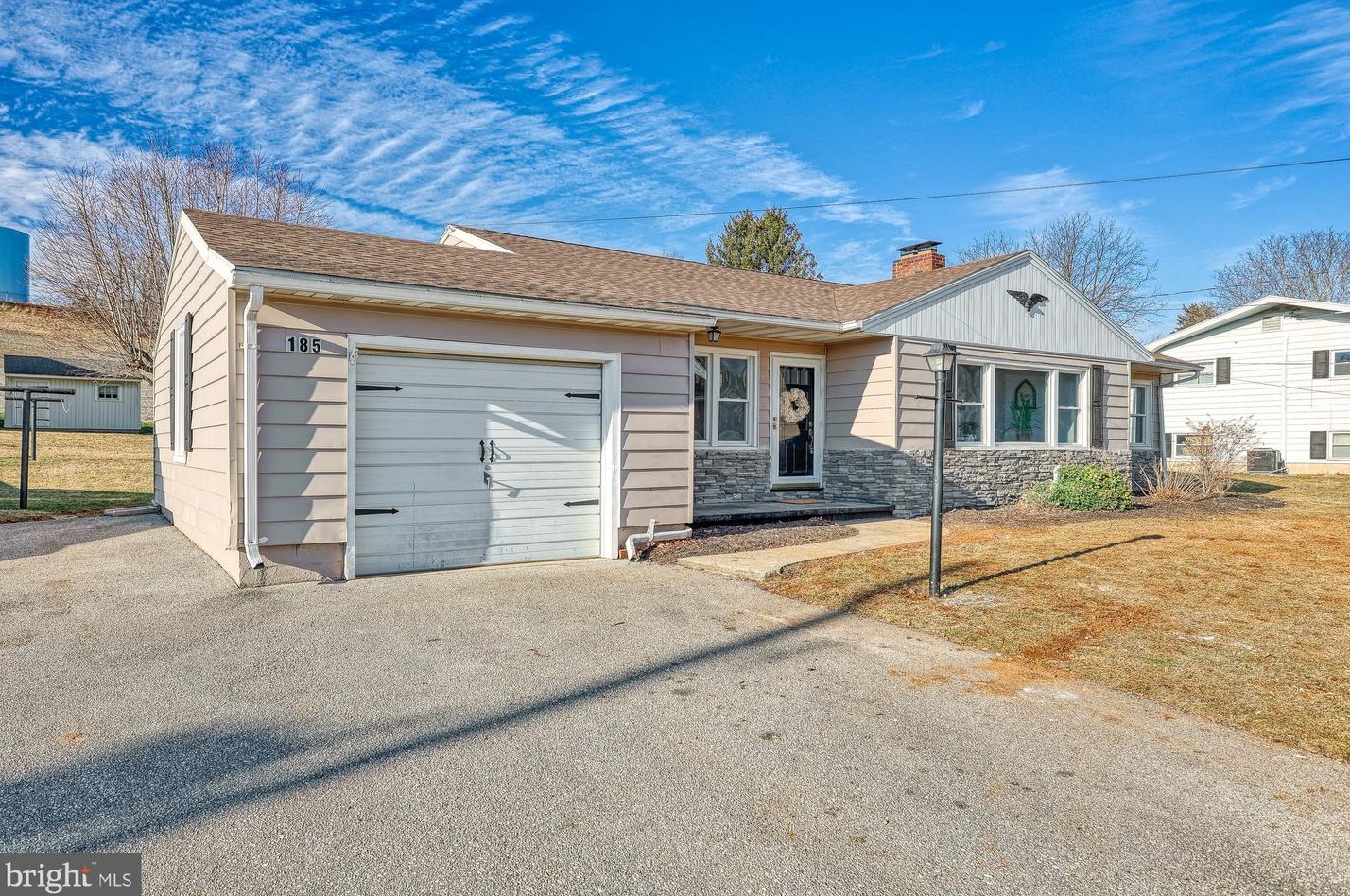 185 Hanover St, Spring Grove PA  17362-1103 exterior