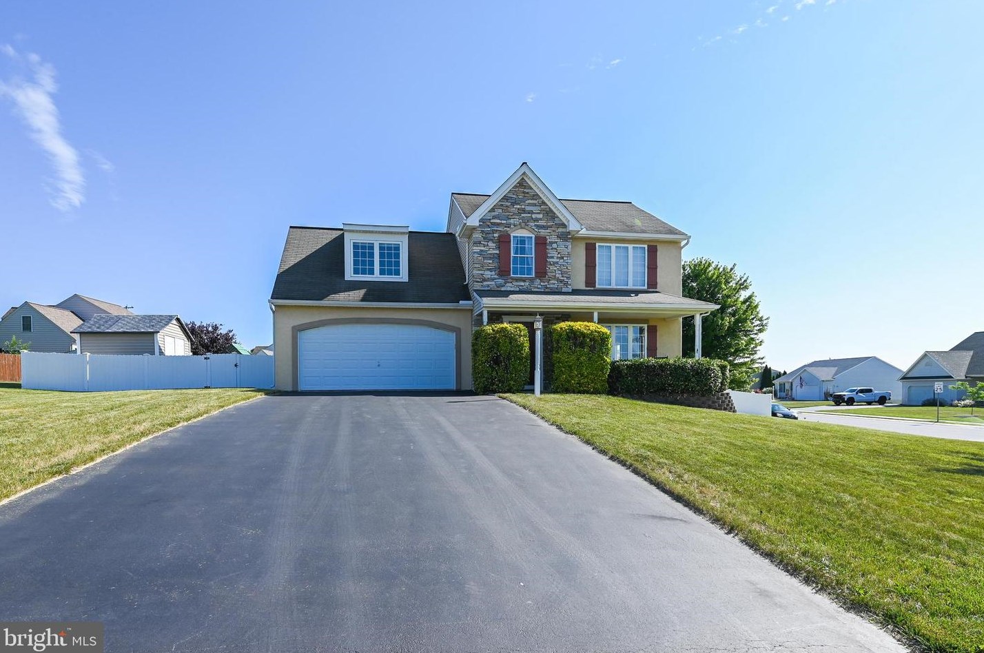 465 Lynne Dr, Mount Wolf, PA 17347