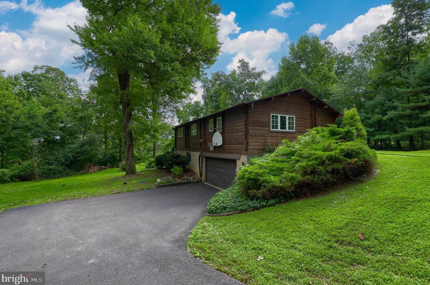 2657 Panther Hill Rd, Seven Valleys, PA 17360-8524