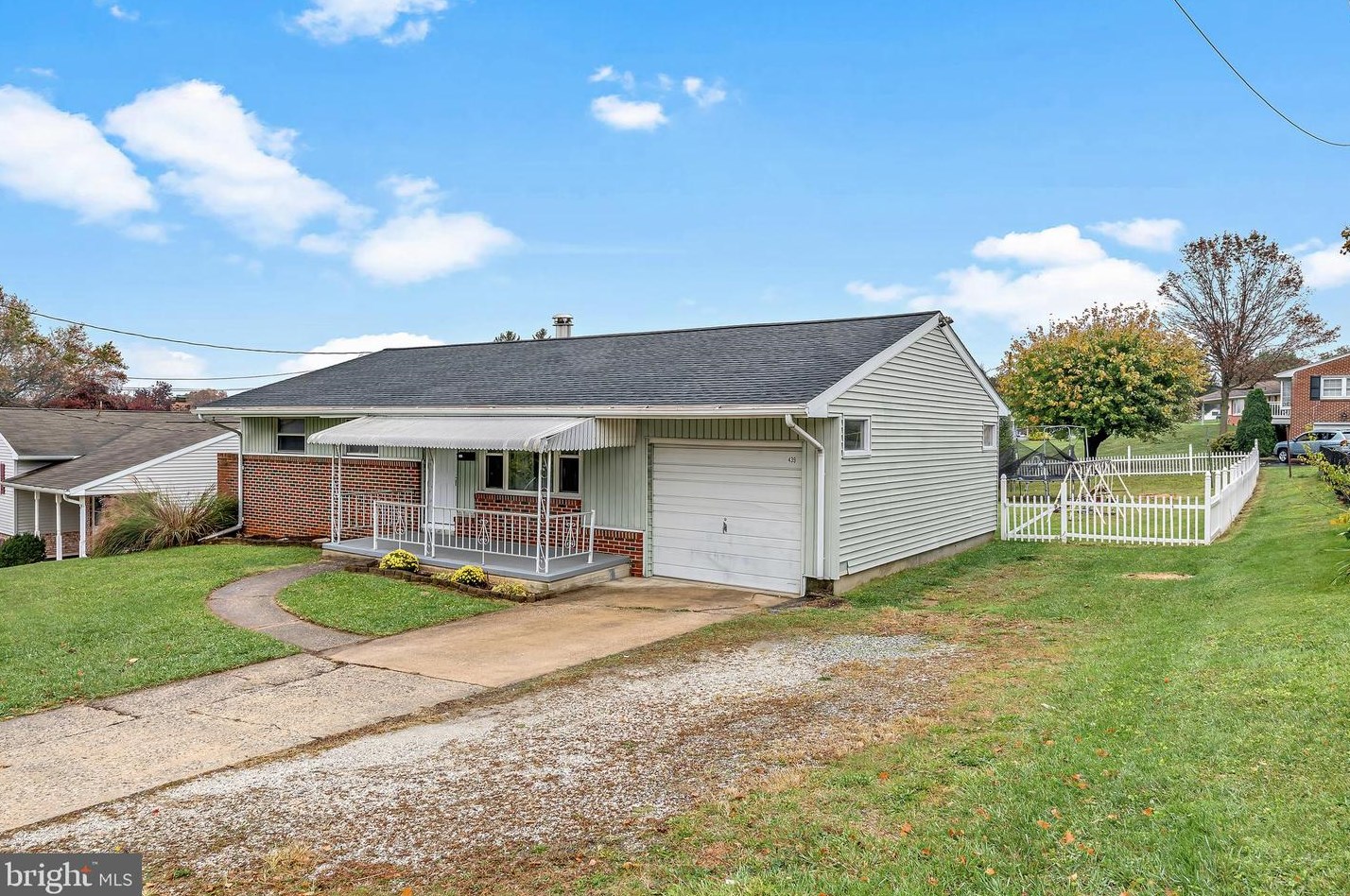 439 Lombard St, Yoe, PA 17313-1815