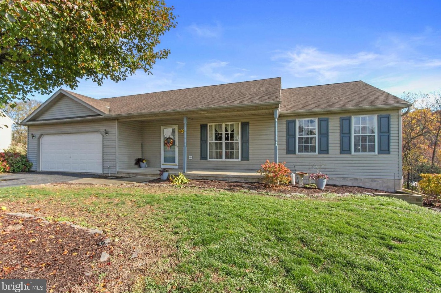 290 Abbey Dr, Mount Wolf, PA 17347