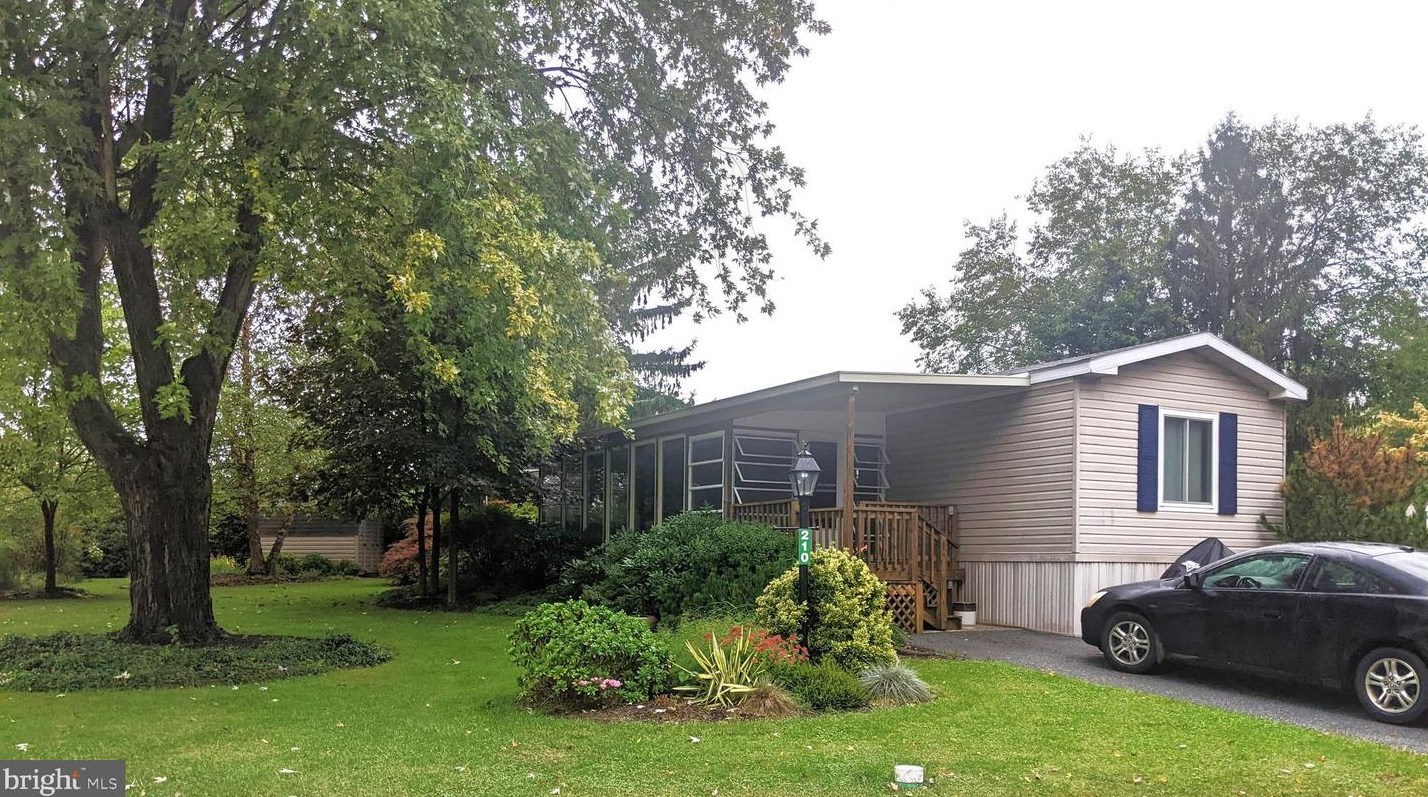 210 Holly Dr, Mount Wolf, PA 17347