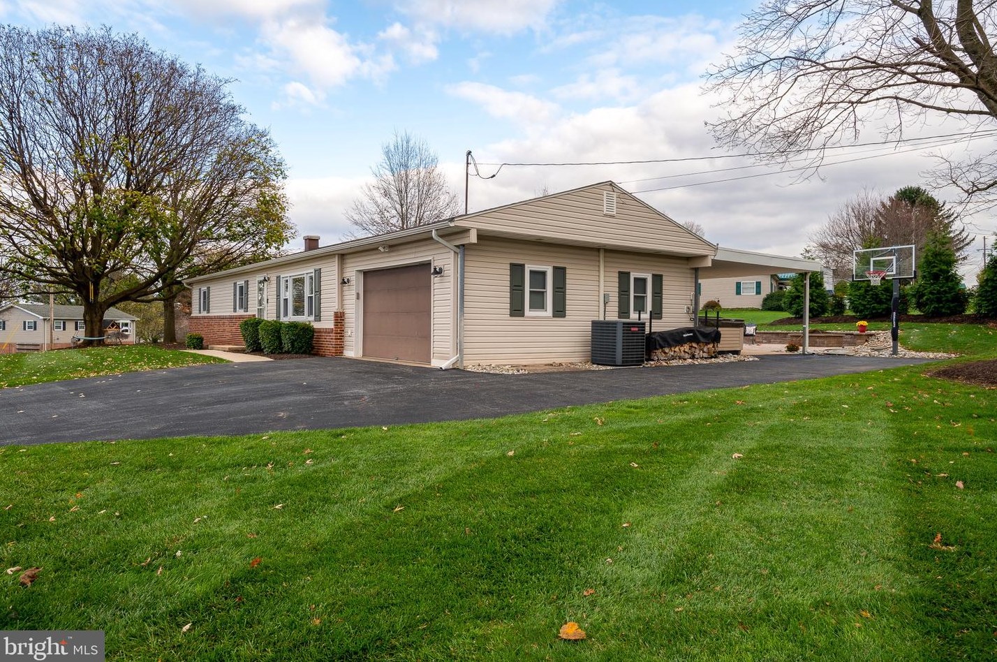 64 Belmar Dr, Yoe, PA 17313-9589