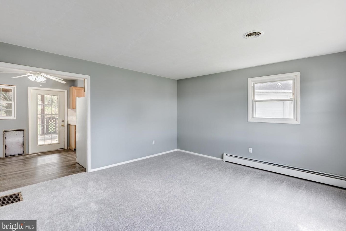 18 Locust St, Spring Grove, PA 17362