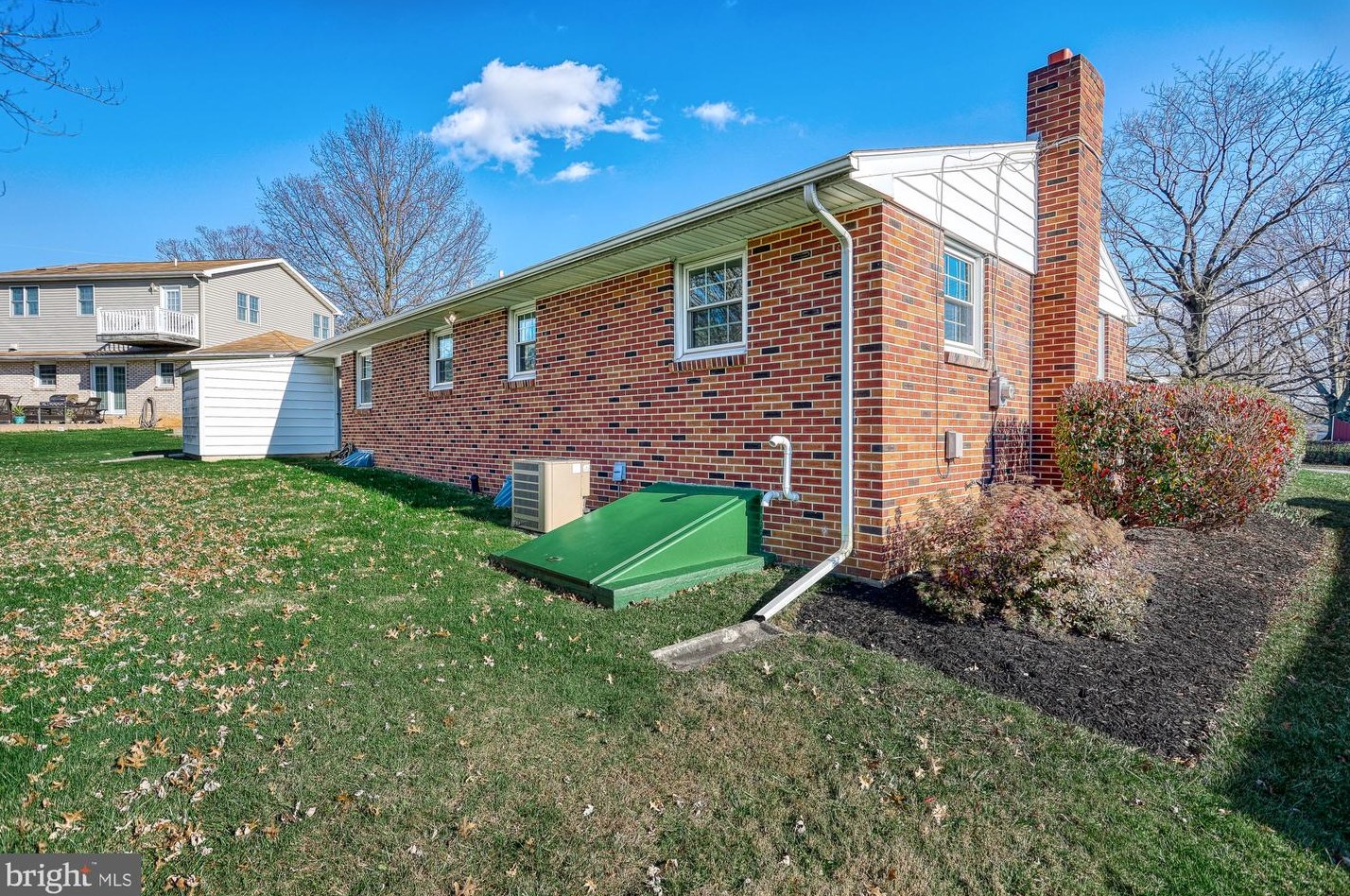 202 Nollyn Dr, Yoe PA  17313-9528 exterior