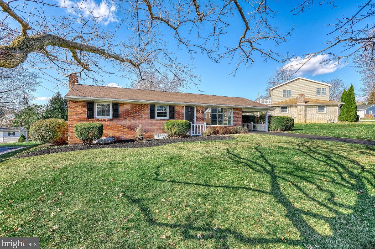 202 Nollyn Dr, Yoe PA  17313-9528 exterior