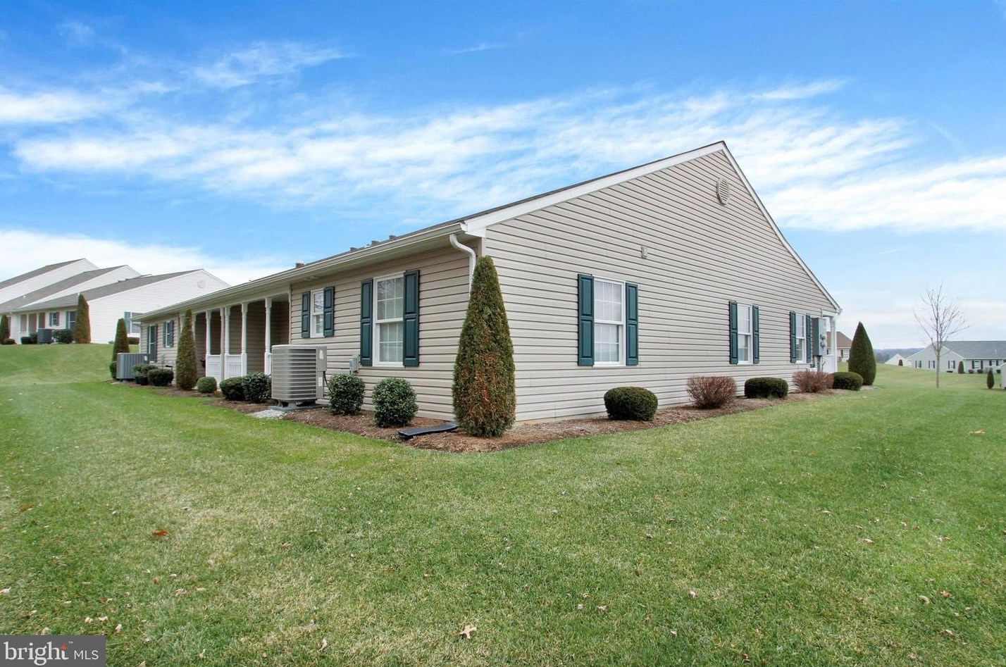 1318 Pleasant View Dr, Spring Grove PA  17362-9205 exterior