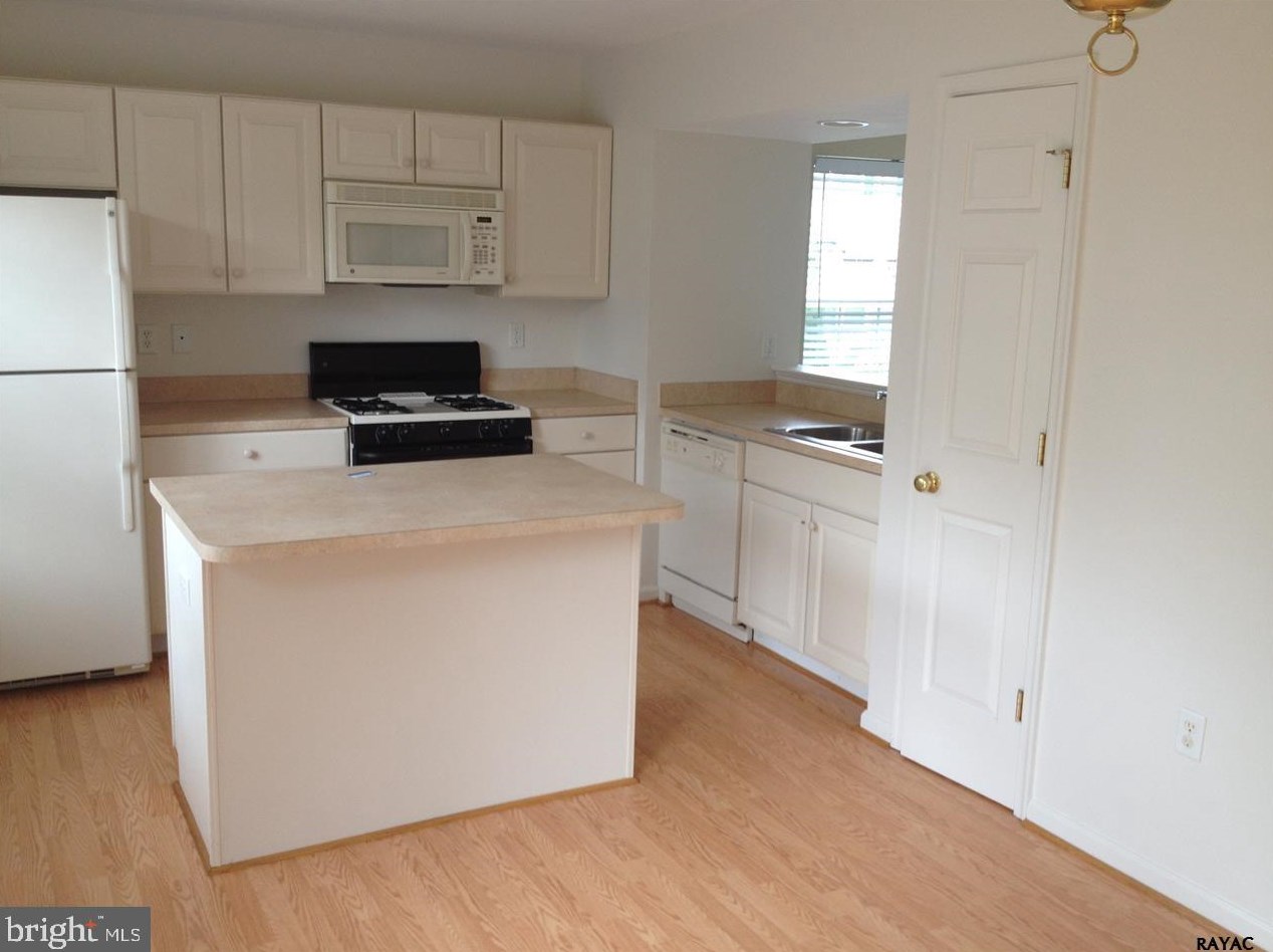 319 Royal Dr, Strinestown, PA 17345