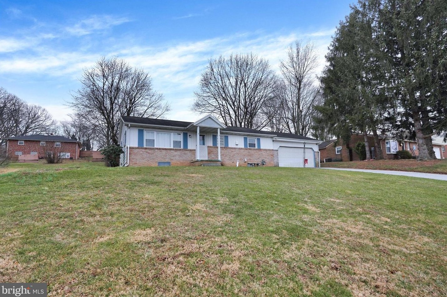 9343 Springfield Rd, Seven Valleys, PA 17360-9347