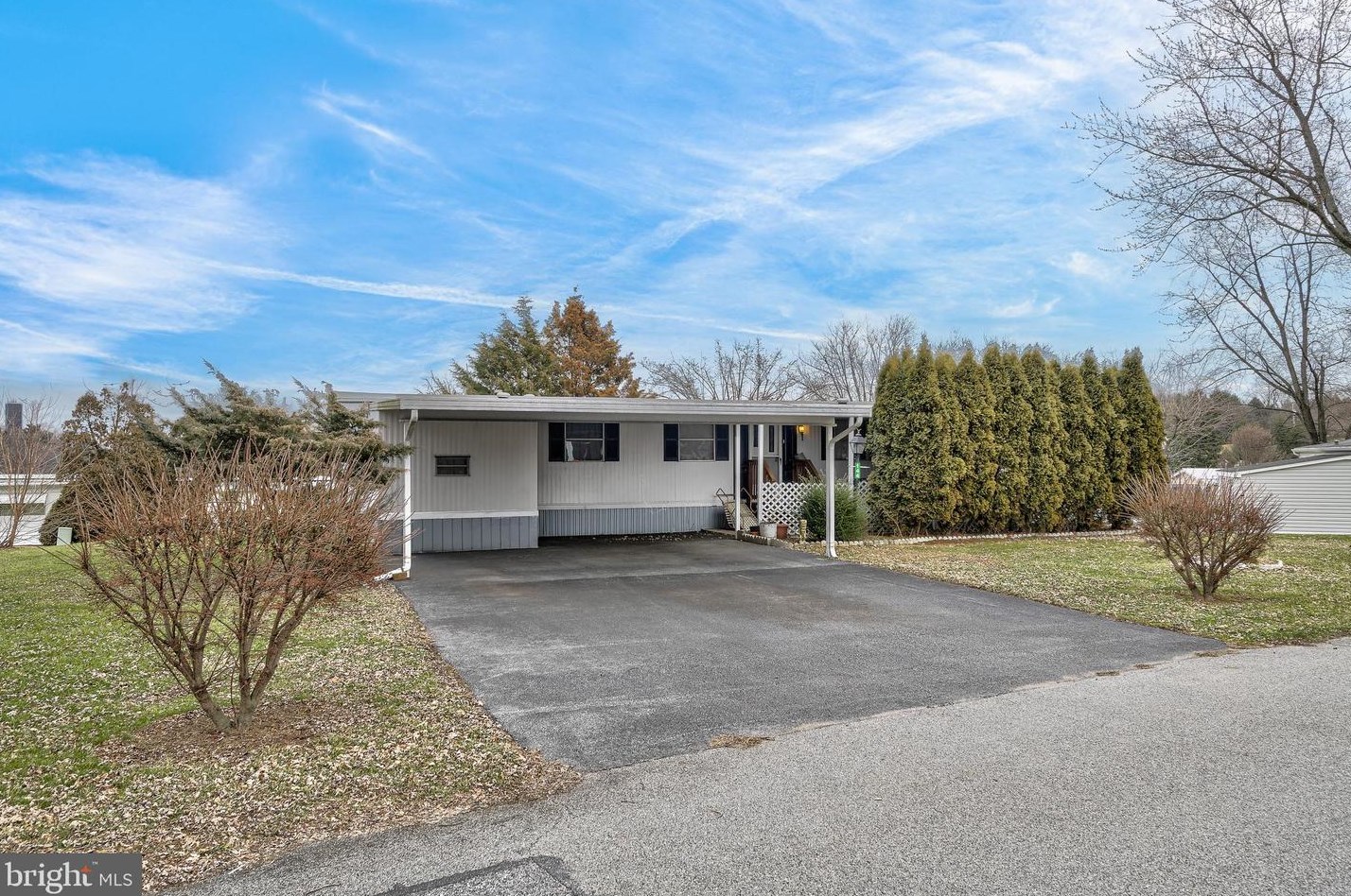 144 Crestwood Dr, Mount Wolf, PA 17347
