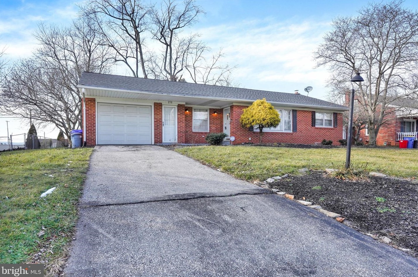 250 Cloverlane Dr, Strinestown, PA 17345-1614