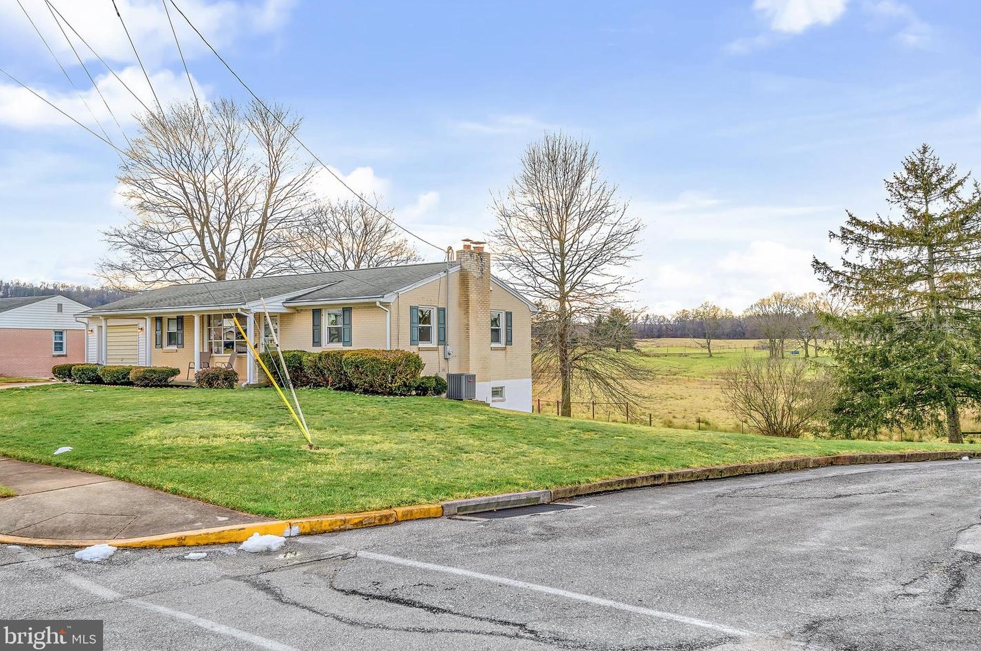 240 S 4th St, Mount Wolf, PA 17347