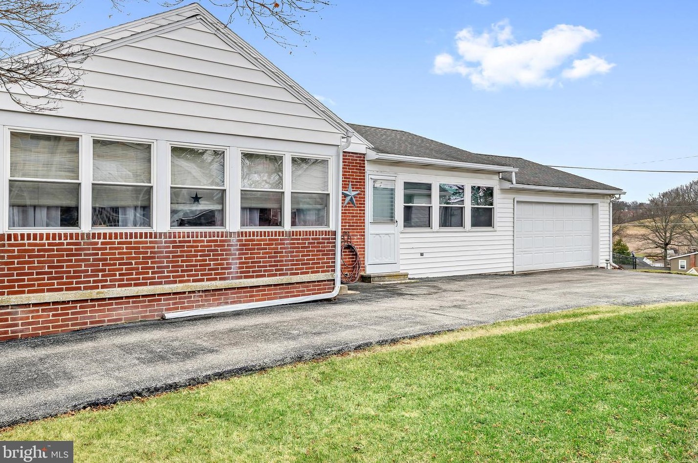 153 W Highland Ave, Spring Grove, PA 17362