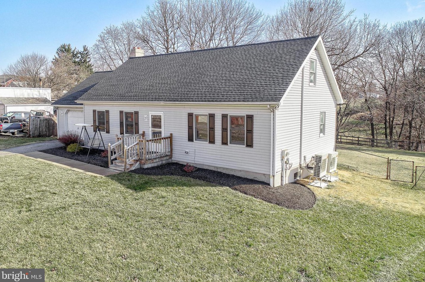 53 Fern Ave, Yoe, PA 17313-2237