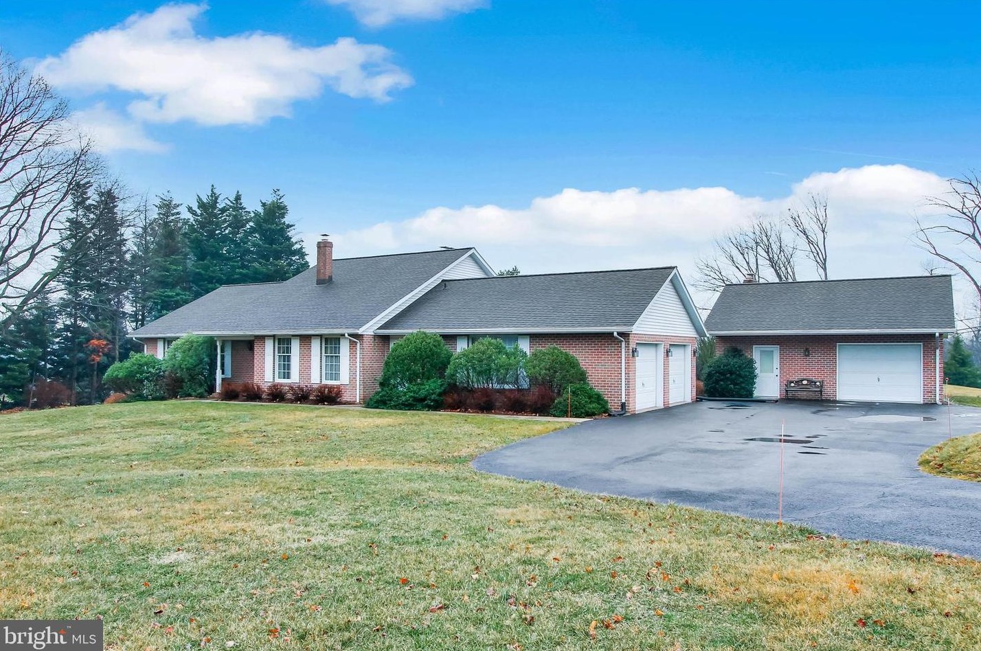 106 Deer Trail Dr, Spring Grove, PA 17362
