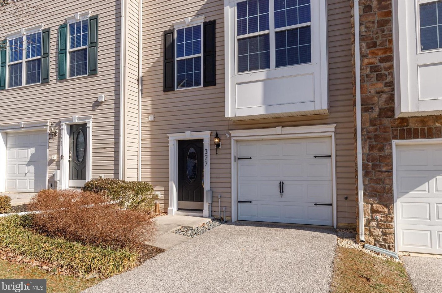 327 Clay Ave, Yoe, PA 17313-1527