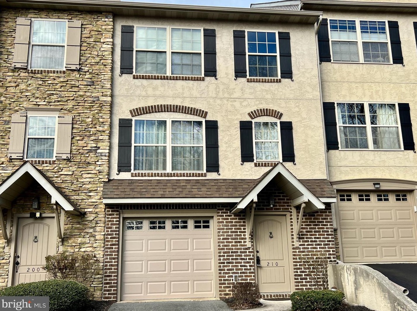 210 Valley Dr, Red Lion, PA 17356