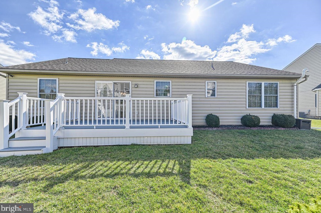 420 Pebble Beach Dr, Mount Wolf, PA 17347