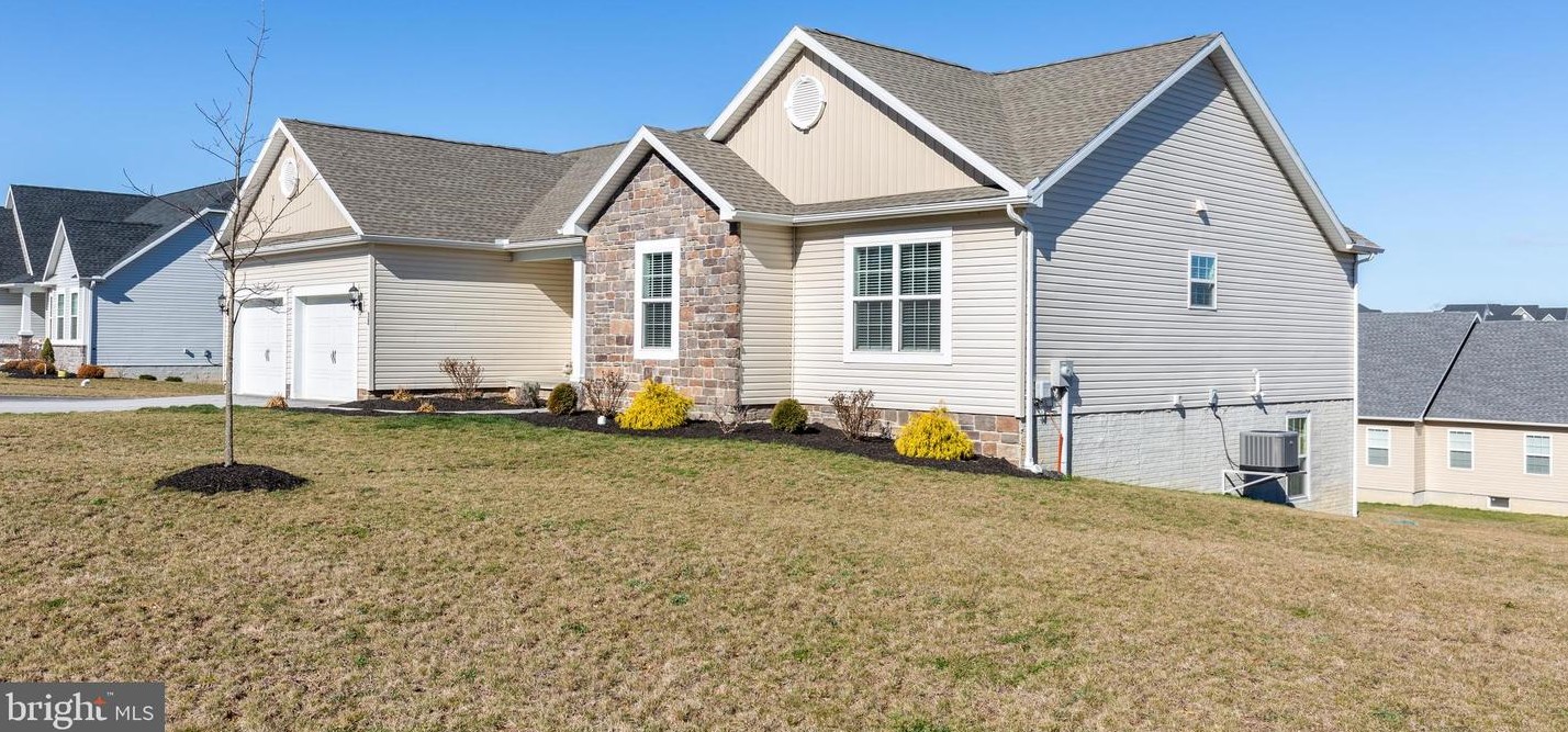 15 Kaitlyn Dr, Hanover, PA 17331