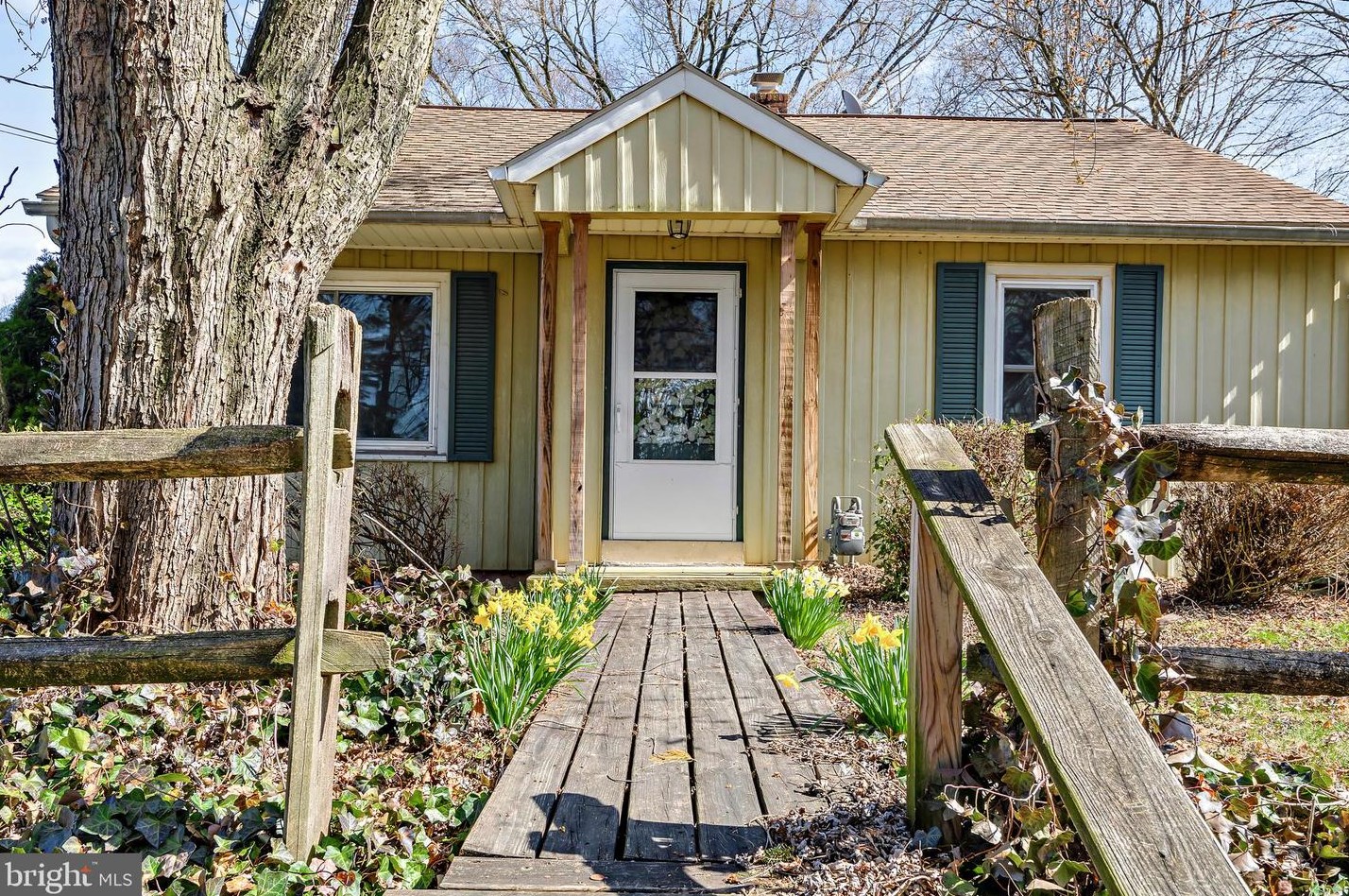 209 York St, Strinestown, PA 17345-1109