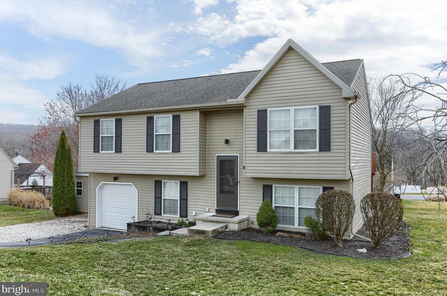 125 Devonshire Ct, Mount Wolf, PA 17347