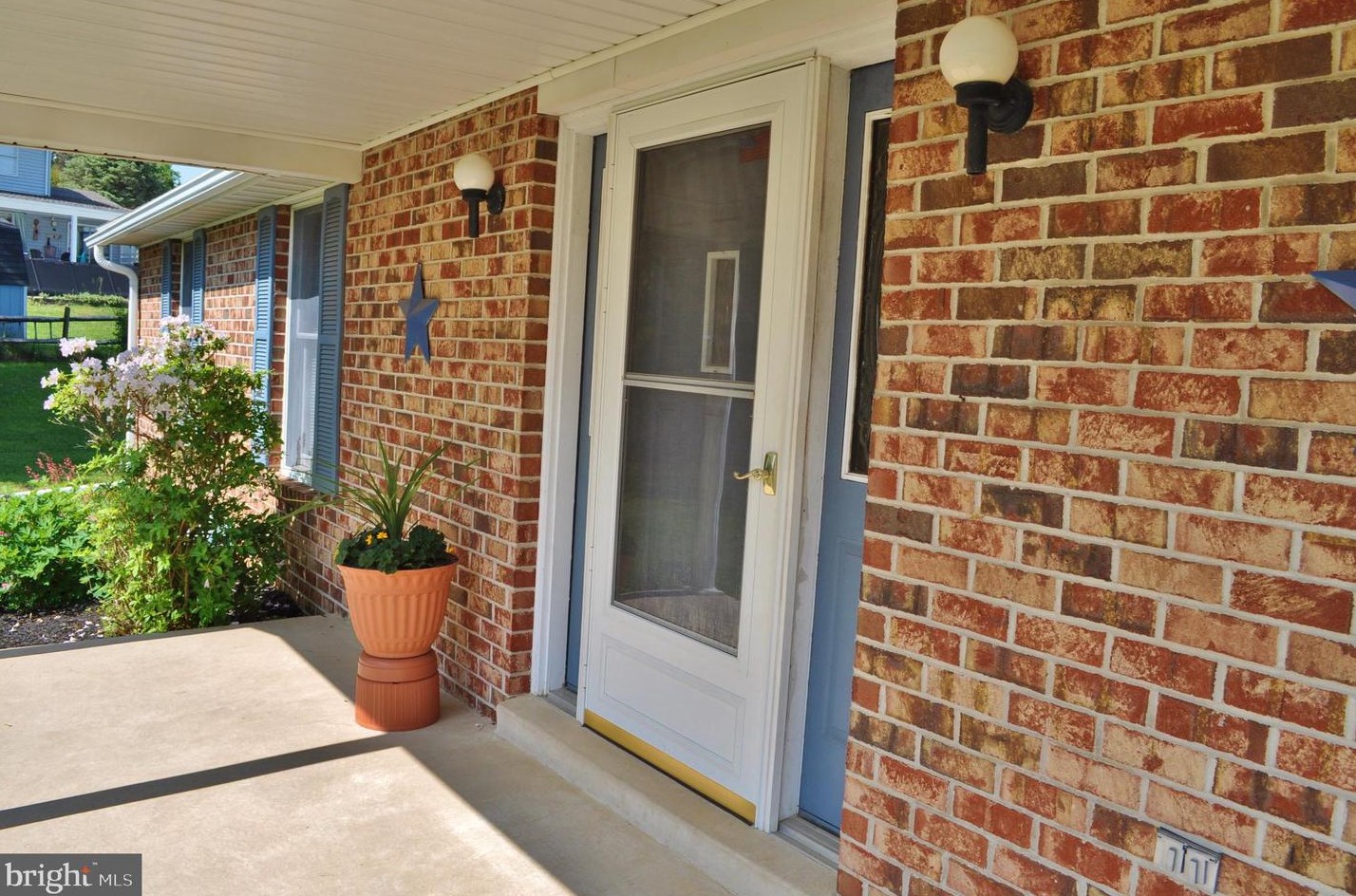 15 Mulberry Ln, Tolna, PA 17349