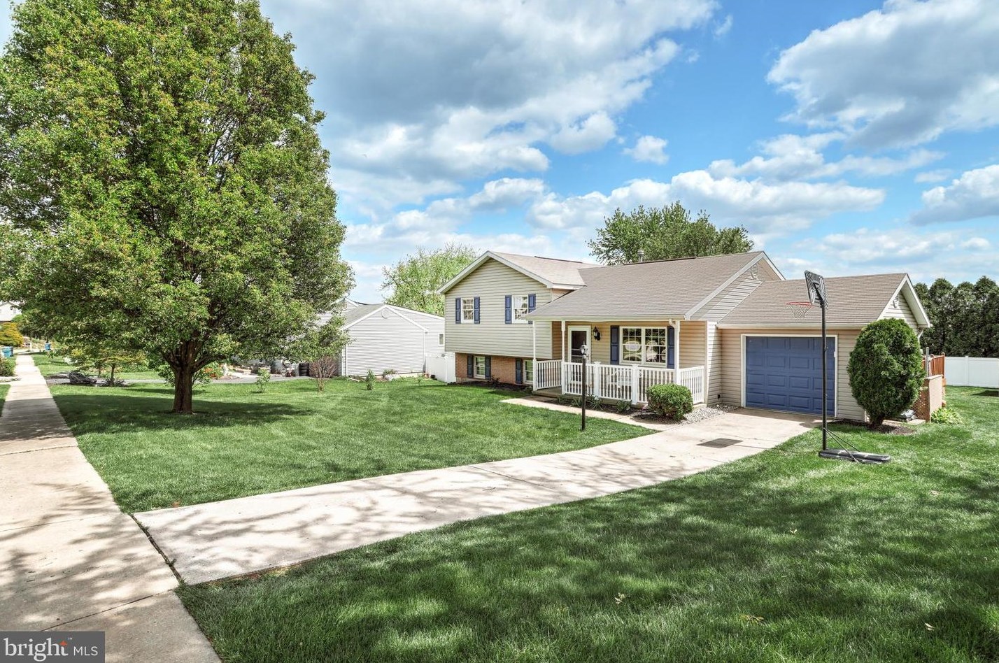211 Lartry Dr, Red Lion, PA 17356
