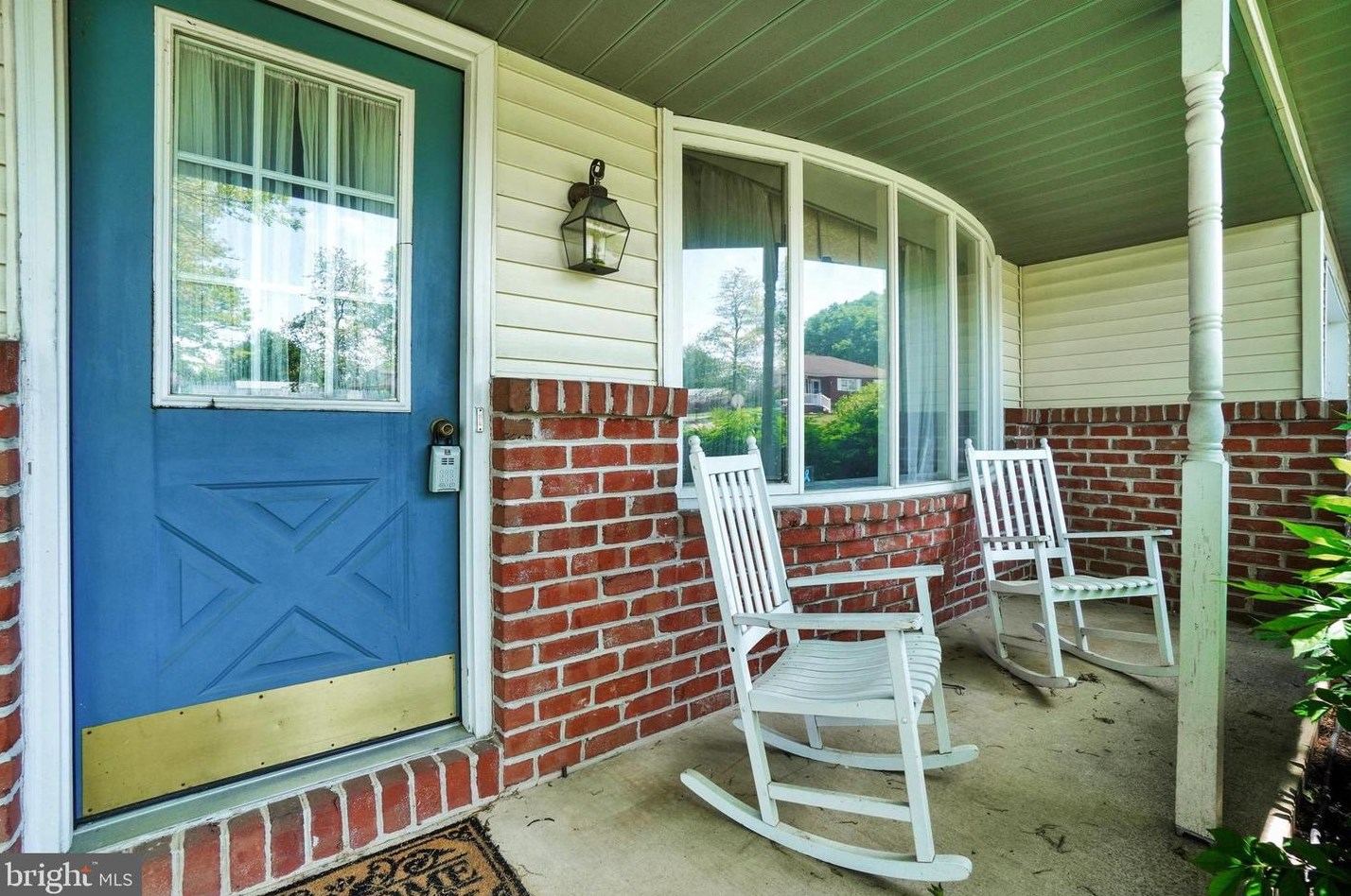 15 Dogwood Ln, Strinestown, PA 17345-9658
