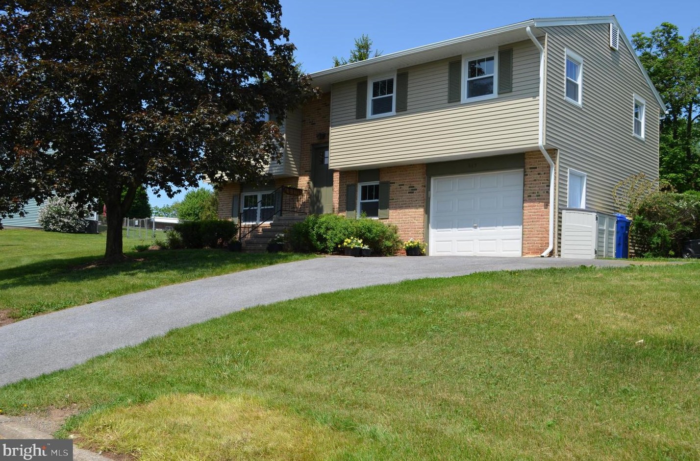 665 Woodward Dr, Etters, PA 17319