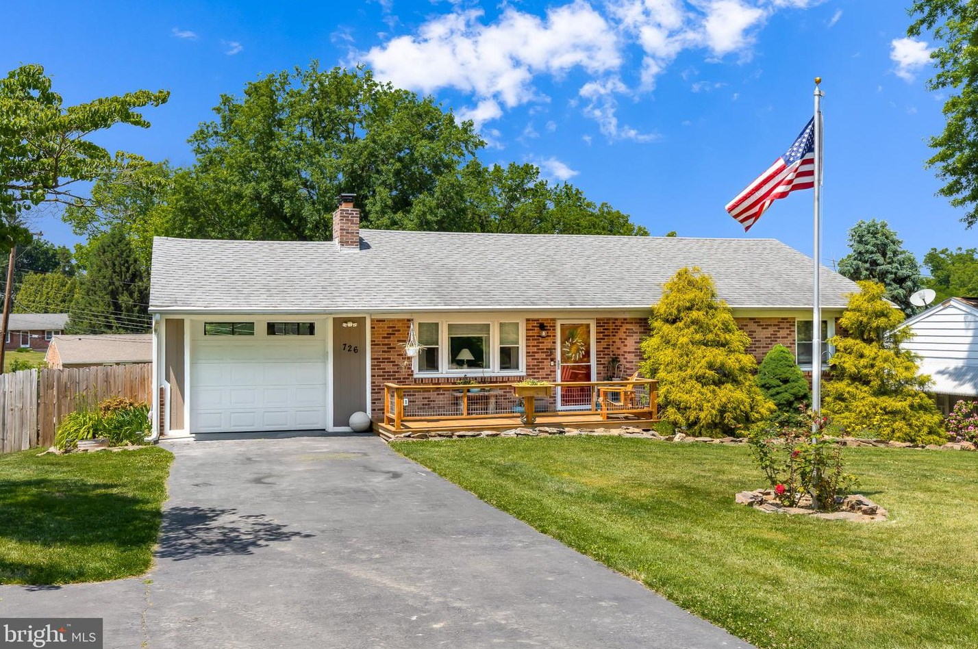 726 Market St, Mount Wolf, PA 17347