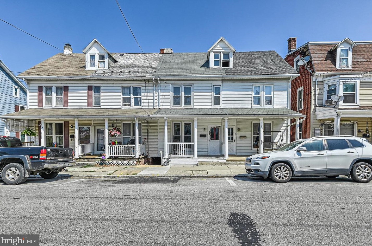 107 W Gay St, Red Lion, PA 17356