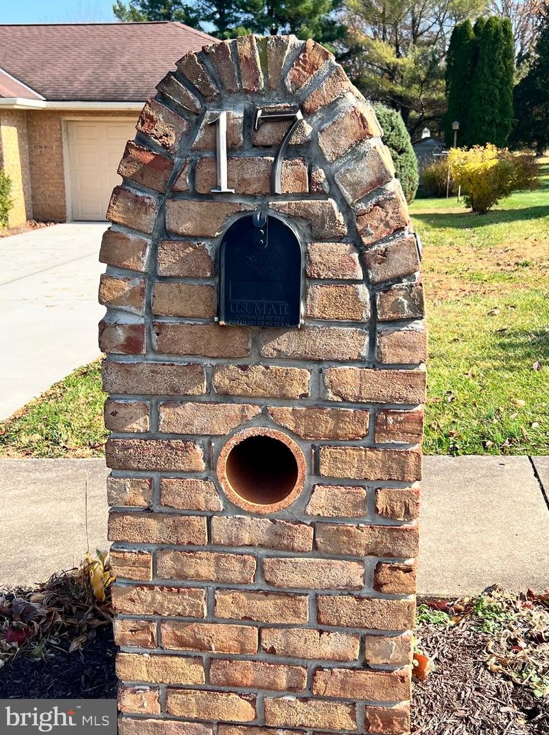 17 Friar Rd, York, PA 17408-9420