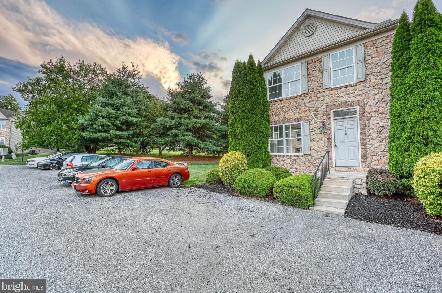 313 Royal Dr, Strinestown, PA 17345-1442