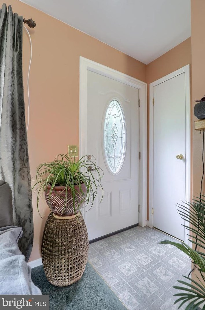 30 Park St, Strinestown, PA 17345-1211