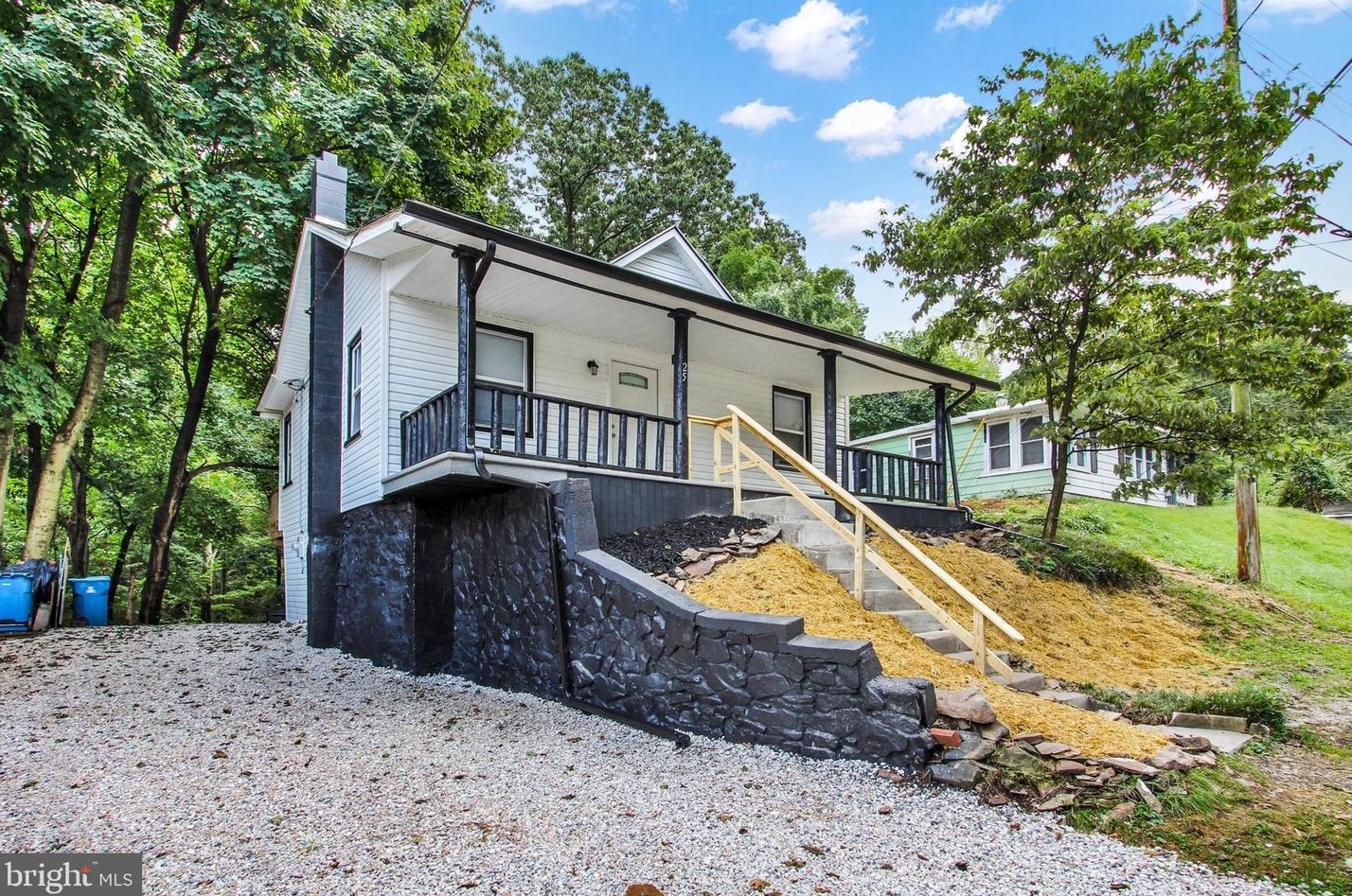 25 Creek Bottom Rd, Strinestown, PA 17345-9406