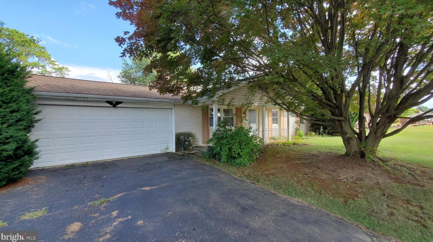 415 Spring Forge Dr, Spring Grove, PA 17362-1409
