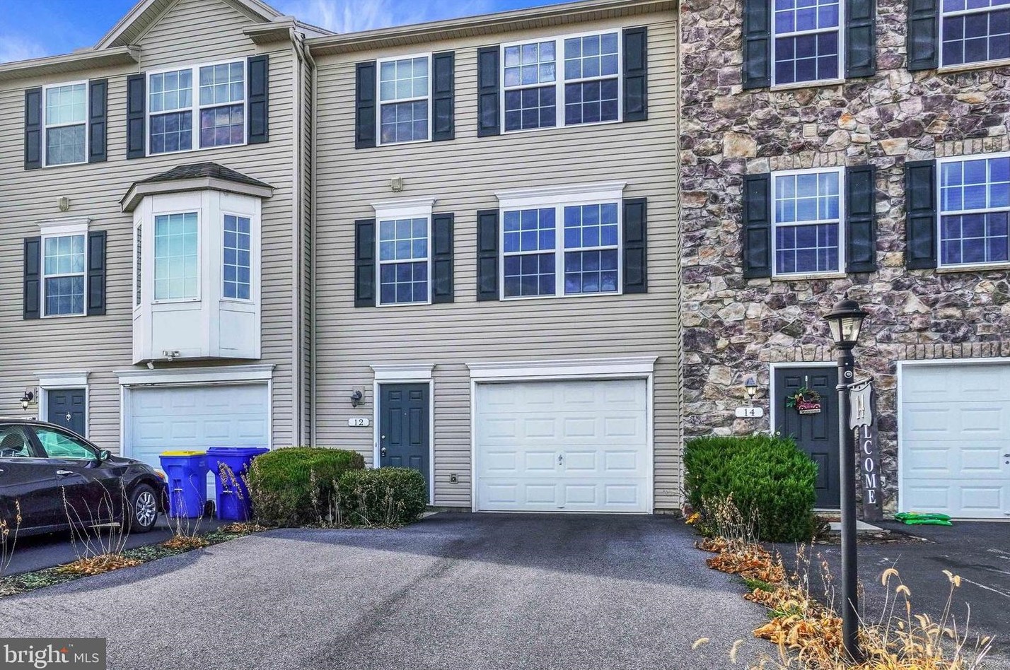 12 Taylor Dr, York, PA 17404-8295
